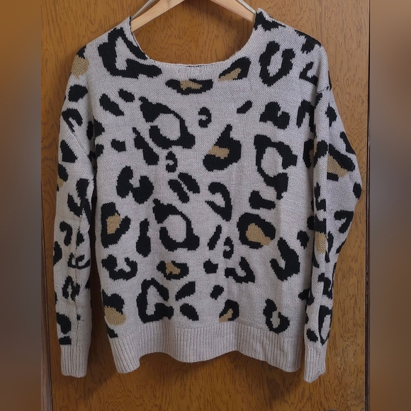 UK2LA Leopard Print V-Neck Sweater - Picture 2 of 3